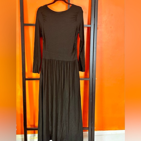 🖤 Black Long Sleeve Maxi Dress | Flowy Skirt | Minimalist Classic - Picture 6 of 8